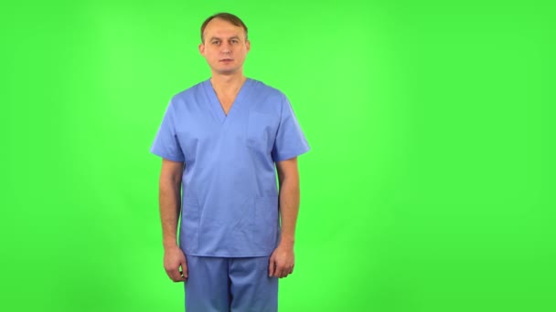 Hombre médico en anticipación de las preocupaciones, luego decepcionado y molesto. Pantalla verde — Vídeos de Stock