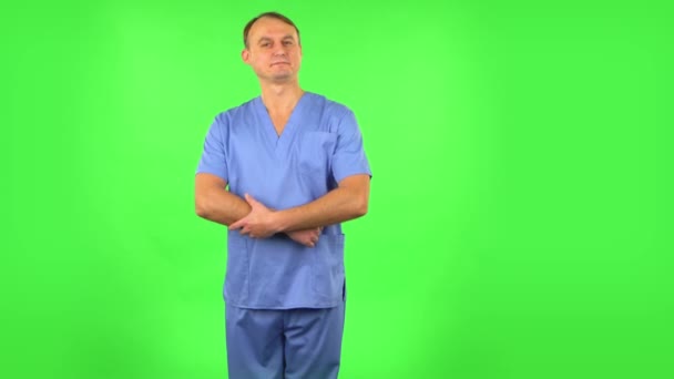 Medizinmann steht erwartungsvoll und lächelt dann stolz. Green Screen — Stockvideo