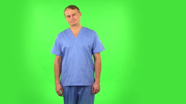 Medizinmann blickt lächelnd in die Kamera. Green Screen — Stockvideo