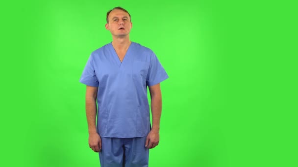 Medizinmann gestikuliert streng mit überkreuzten Händen und macht X-Form, was Ablehnung bedeutet. Green Screen — Stockvideo