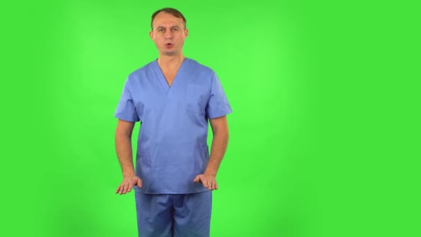 Medical man refuses stress and takes situation, calms down, breathes deeply. Green screen — Stock Video