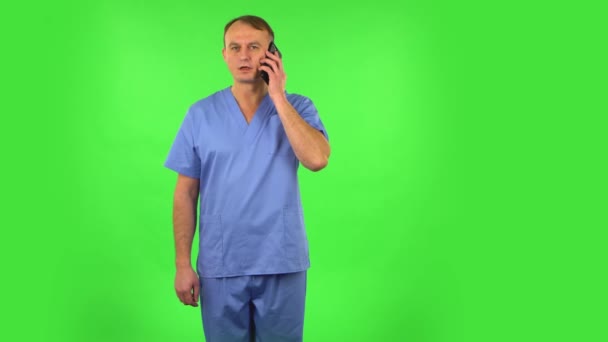 Medical man talking for mobile phone and rejoice. Green screen — 비디오