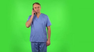 Sıhhiyeci öfkeyle telefonda konuşuyor, bir şeyler kanıtlıyor. Yeşil Ekran