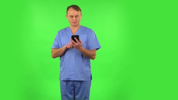 Medical man texting on him phone. Green screen — Stock Video