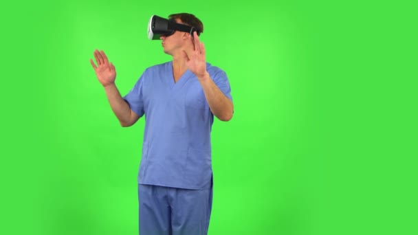 Homem médico com fone de ouvido realidade virtual ou óculos 3d. Tela verde — Vídeo de Stock