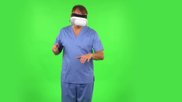 Cirujano hace una operación virtual con gafas 3D. Pantalla verde — Vídeos de Stock
