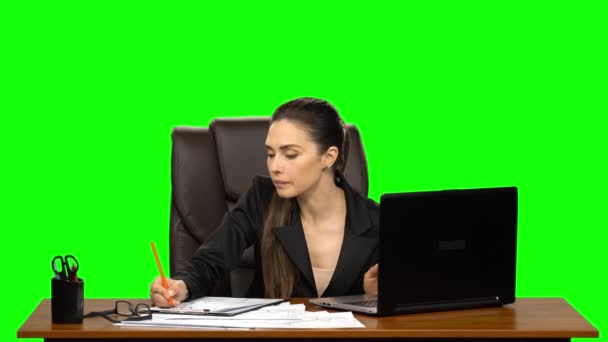 Managerin arbeitet am Laptop, denkt nach, macht sich Notizen und lächelt glücklich. Green Screen Hintergrund — Stockvideo