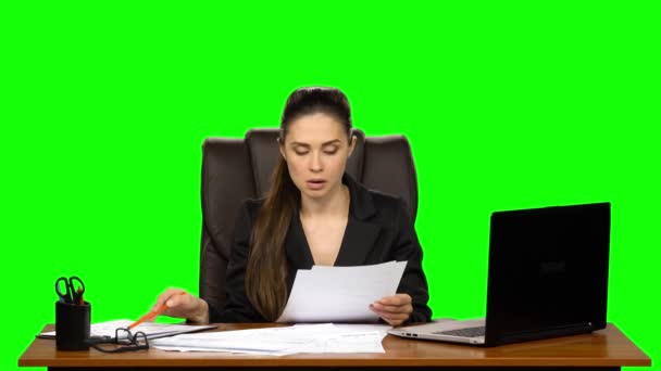 La femme stressée lit le document efface ce qui est écrit et jette le papier froissé loin de la table. Écran vert — Video
