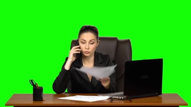 Vred telefonsamtale mellem pigen og hendes underordnede, hun holder dokumenter i sine hænder. Grøn skærm – Stock-video
