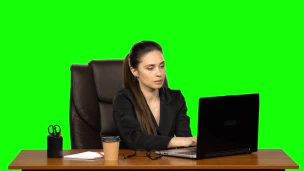 Geschäftsfrau sitzt im Ledersessel am Schreibtisch und trinkt Kaffee. Green Screen. Studio — Stockvideo