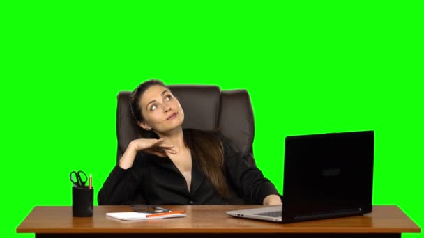 Zakelijke vrouw op het werk droomt van iets, glimlacht met plezier. Groen scherm. Studio — Stockvideo