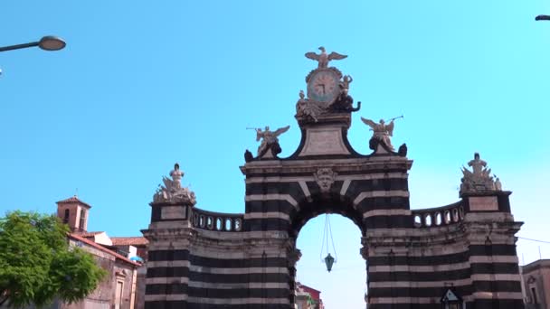 Catania, Sicilië, Italië - september 2019 Ochtend uitzicht op de oude boog Porta Garibaldi met beelden op het plein in Italië — Stockvideo