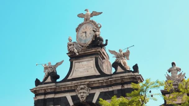 CATANIA, SICILIA, ITALIA - SET, 2019 Antico memoriale Porta Garibaldi con sculture, delocalizzazione e orologio in Italia, Catania — Video Stock