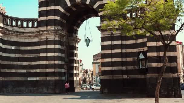 Κατάνια, Σικελία, Ιταλία - Σεπτέμβριος, 2019 Αρχαία αψίδα Porta Garibaldi με γλυπτά, εκτροχιασμό και ρολόι στην Κατάνια της Ιταλίας — Αρχείο Βίντεο