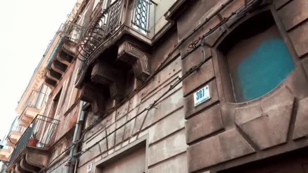 Vecchi edifici con balconi sulla strada in Italia — Video Stock