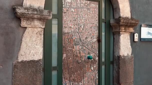 Старая дверь с картой Италии на ее поверхности — стоковое видео
