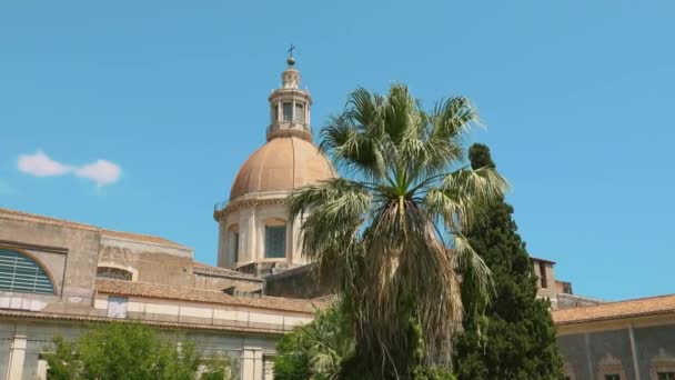 Forntida kupol vid palatset i Italien avrundad med träd och med ett lusthus på toppen — Stockvideo