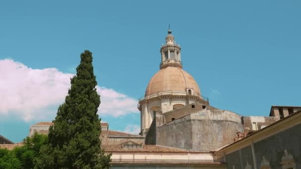Древний купол во дворце в Италии окружен деревьями и с беседкой на вершине — стоковое видео