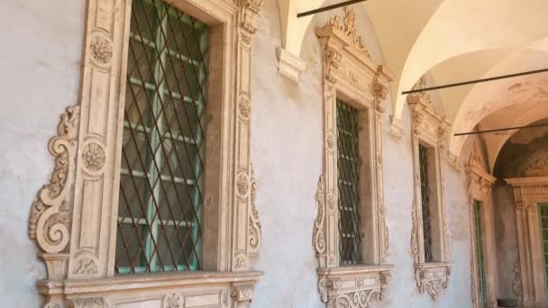 Ventanas decoradas con una piedra grabada en Italia — Vídeo de stock