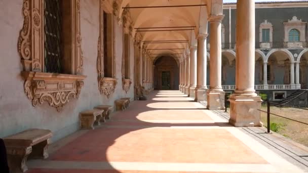 Catania, Szicília, Olaszország - szeptember, 2019 Ősi folyosó Olaszországban oszlopokkal és díszített ablakokkal — Stock videók