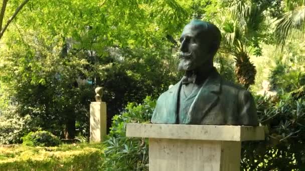 Catania, Sicílie, Itálie - září 2019: busta slavného muže na podstavci v zeleném italském parku — Stock video