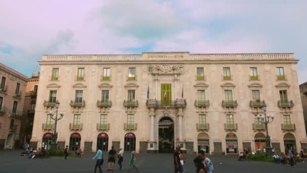 Catania, Sicilien, Italien - sep, 2019 Forntida byggnad med dekorerad fasad och flaggor i Italien — Stockvideo