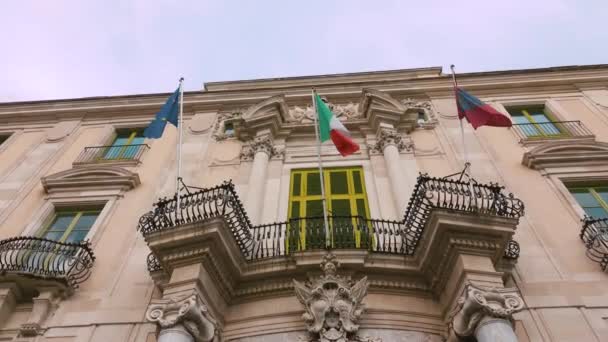 Antiguo balcón con columnas grabadas y banderas en Italia — Vídeos de Stock