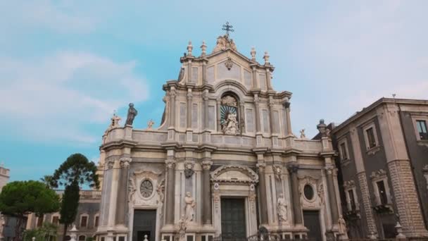 Catania, Sicilya, İtalya - Eylül, 2019 Antik tarihi yapı Piazza del Duomo İtalyan şehrinin merkezinde duruyor — Stok video