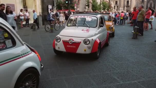 Catania, Sicilien, Italien - sep, 2019: Motocykelfestival, en konvoj av Fiat 500 demonstration. Retrobilen kör nerför gatan.. — Stockvideo