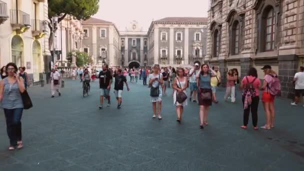 カターニア、シチリア島、イタリア- 9月、 2019:幸せな市民や観光客がイタリアの街の中心部を歩いています。. — ストック動画