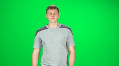 Genç adam yeşil ekranda yürüyor, Chroma Key