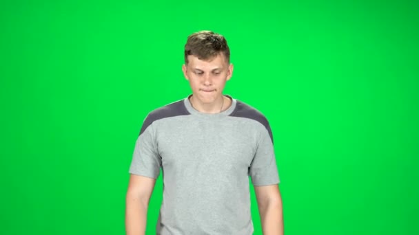 Attractive guy with blue eyes goes then starts to run, Chroma Key — Stock Video