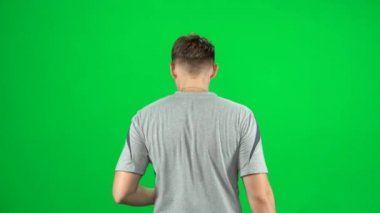 Adam gidip telefonda konuşuyor, Chroma Key. Arka plan