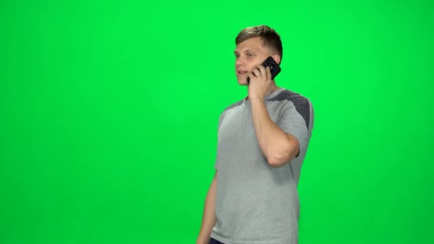 Attrayant gars va et parle au téléphone, Chroma Key — Video