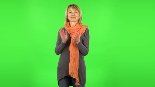 Middle aged blonde woman is clapping her hands. Green screen — 비디오