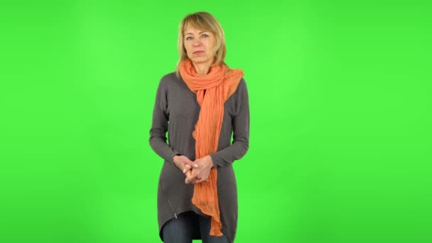 中年のブロンドの女性は頭を振っている。緑の画面 — ストック動画