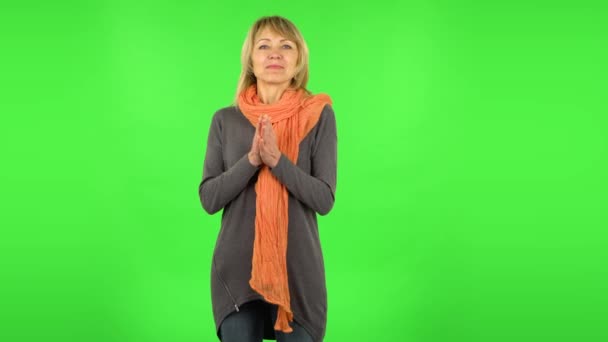Midaldrende blondine kvinde venter i forventning med glæde. Grøn skærm – Stock-video
