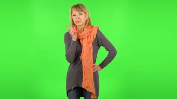 Mujer rubia de mediana edad está regañando, agitando su dedo índice. Pantalla verde — Vídeo de stock