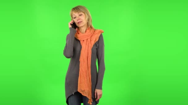 Блондинка средних лет говорит по мобильному телефону. Зеленый экран — стоковое видео