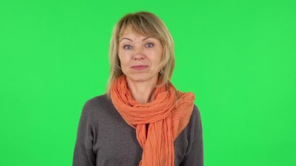 Şok olmuş yüzü olan orta yaşlı sarışın kadın portresi. Yeşil Ekran — Stok video
