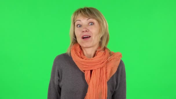 Porträt einer blonden Frau mittleren Alters sagt Wow mit schockiertem Gesichtsausdruck. Green Screen — Stockvideo