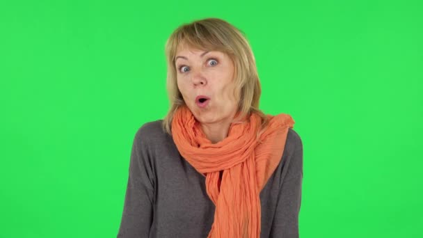 Retrato de mujer rubia de mediana edad está diciendo oh Dios mío y siendo sorprendido. Pantalla verde — Vídeos de Stock