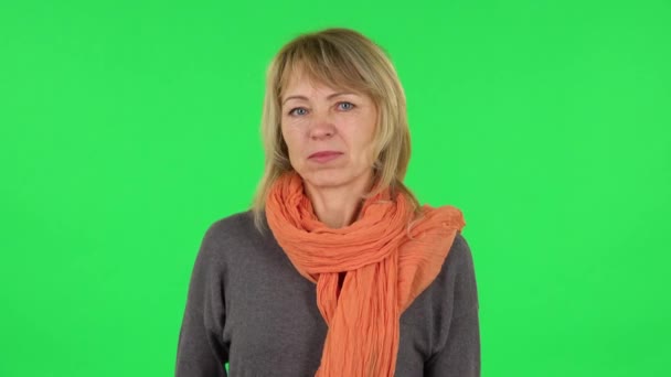 Porträt einer blonden Frau mittleren Alters, die negativ mit dem Kopf wedelt. Green Screen — Stockvideo