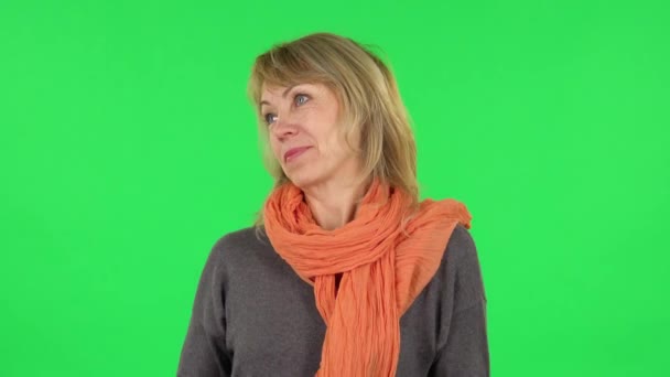 Portret van blonde vrouw van middelbare leeftijd is verbaasd over wat er gebeurt. Groen scherm — Stockvideo