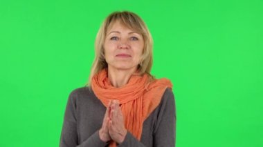 Orta yaşlı sarışın kadın portresi zevkle bekliyor. Yeşil Ekran