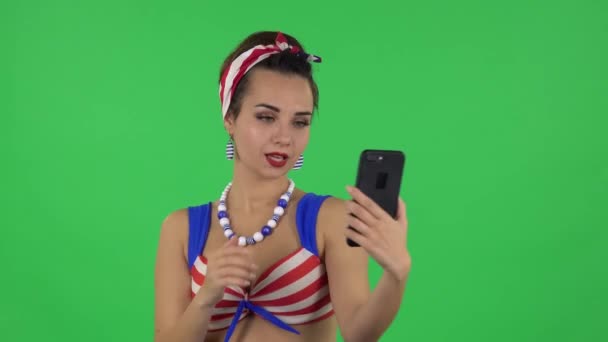 Portrait de belle fille en maillot de bain fait selfie sur téléphone mobile puis regarder des photos. Écran vert — Video