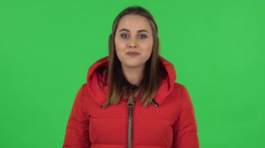 Kırmızı ceketli güzel bir kızın portresi. Şaşırmış yüz ifadesi. Yeşil Ekran