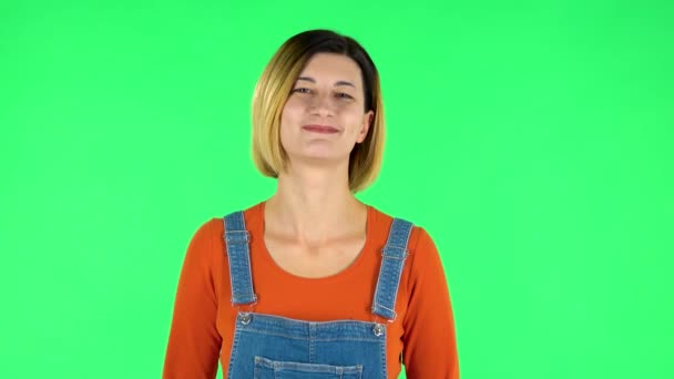 Mujer rebosante de risa siendo positiva. Pantalla verde — Vídeos de Stock