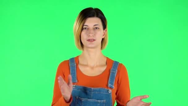 Girl claps her hands indifferently. Green screen — Wideo stockowe