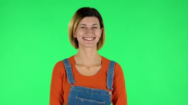 Chica encantadora coqueta sonriendo, saludando de la mano y mostrando gesto ven aquí. Pantalla verde — Vídeo de stock